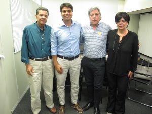 A partir da esquerda, o presidente da Ascoferj, Luis Carlos Marins; o secretário executivo do governo, Pedro Paulo; e os empresários do ramo José Urias Gonçalves e Vera Gonçalves