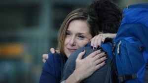 Mae_abracando_filho_aeroporto