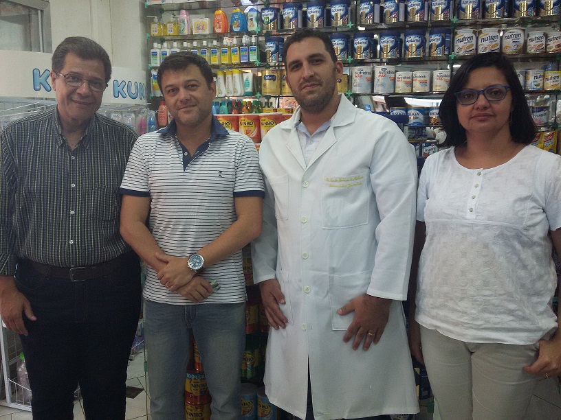 Foto 4: Marins com o proprietário da Drogaria Quatro Esquinas, Jardel Couto da Silva; o farmacêutico Octávio da Silva Malhano; e a farmacêutica da Ascoferj, Betânia Alhan.