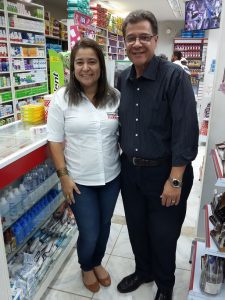 Marins e a empresária Viviane Machado, da Lagos Farma, em São Pedro da Aldeia